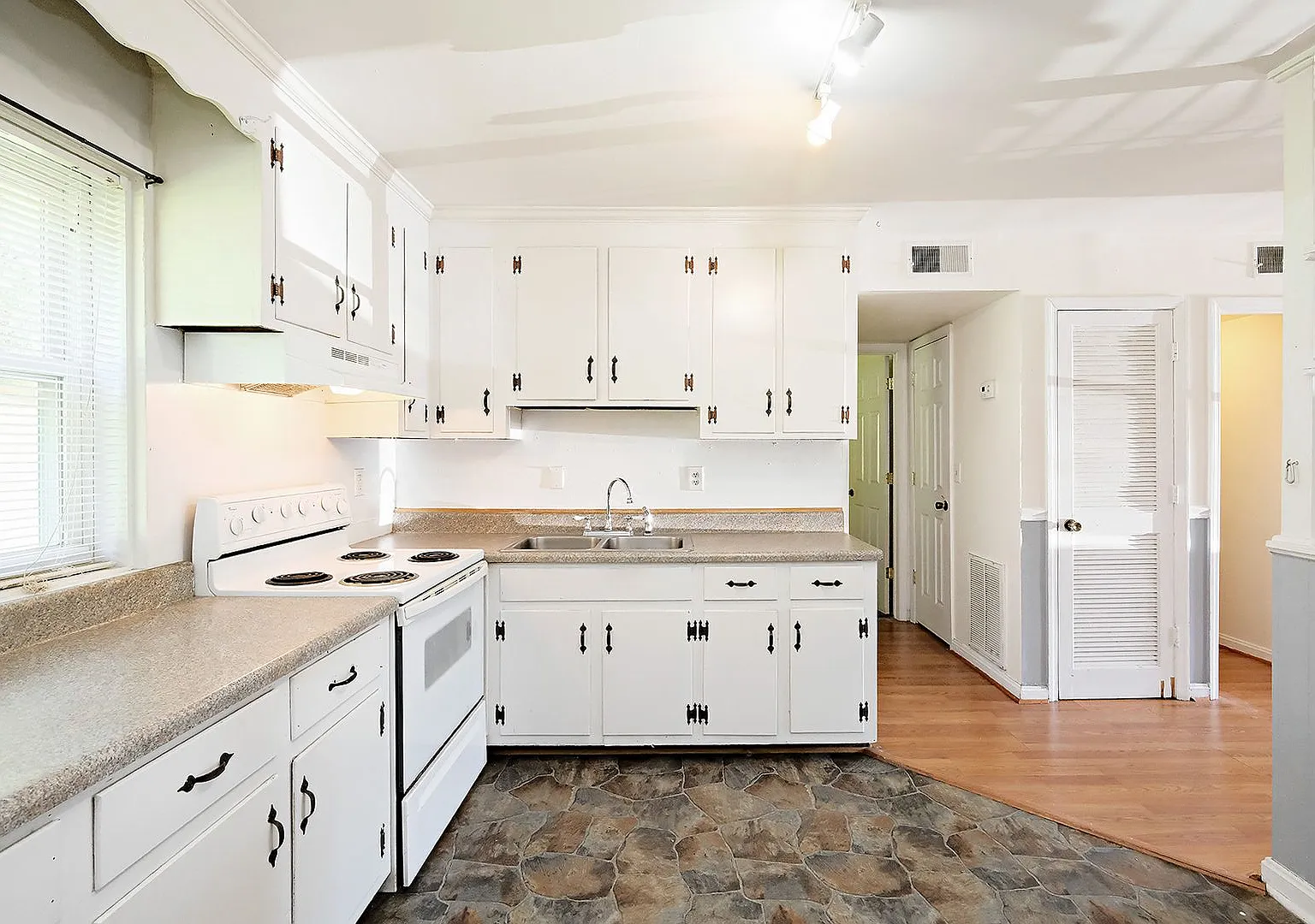 Pet-Friendly 2BR Apartment in Convenient Louisa Location — Photo 1