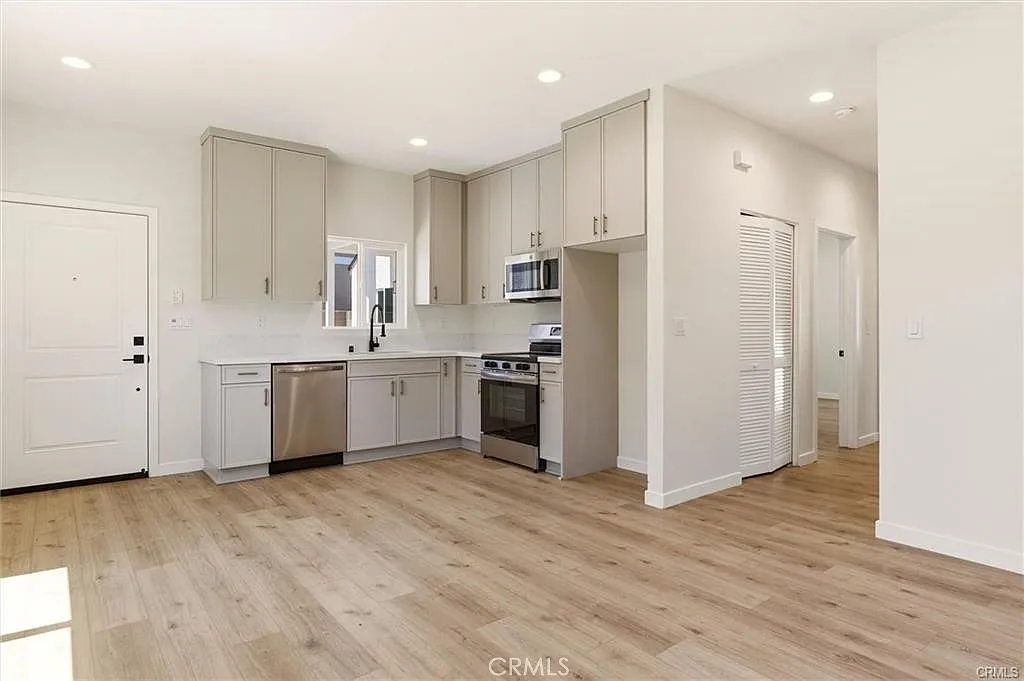 2 bed, 713 sqft, $3,100 — Photo 4