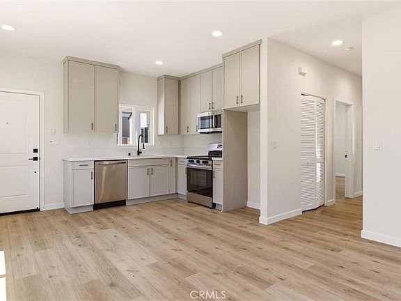 4th image of 2155 Euclid Ave #B