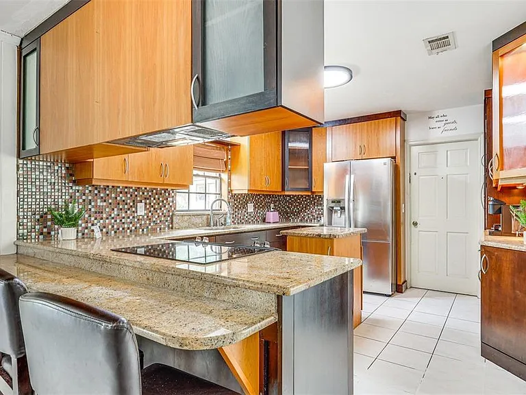 920 Lakeview Dr — Photo 3