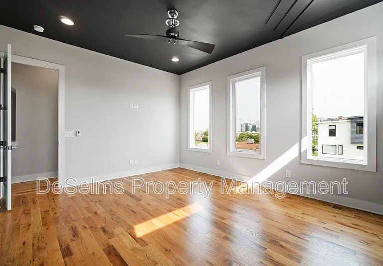 1000 Southside Ave — Photo 11