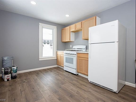 4th image of 442-442 1/2 Main St