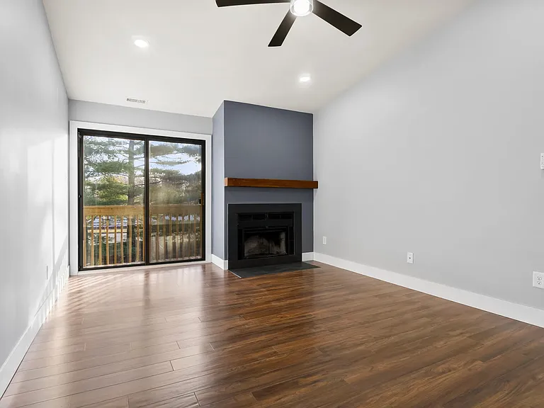 118 Ashton Ct — Photo 2
