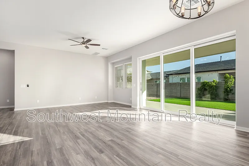 5 bed, 5.0 bath, 3469 sqft, $3,495 — Photo 3