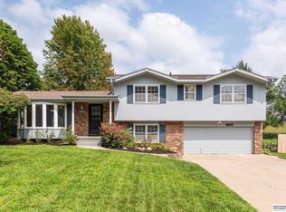 8023 Raven Oaks Dr, Omaha, NE 68152