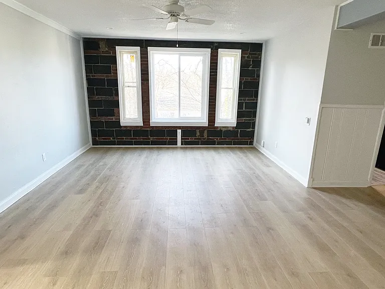 405 Linden Cir #4 — Photo 1