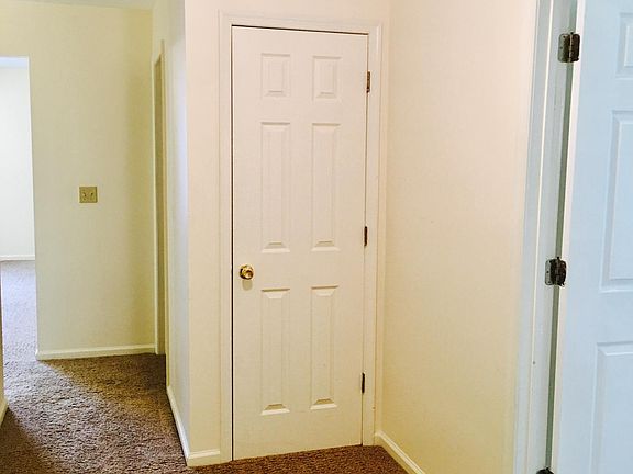 Entry & coat closet