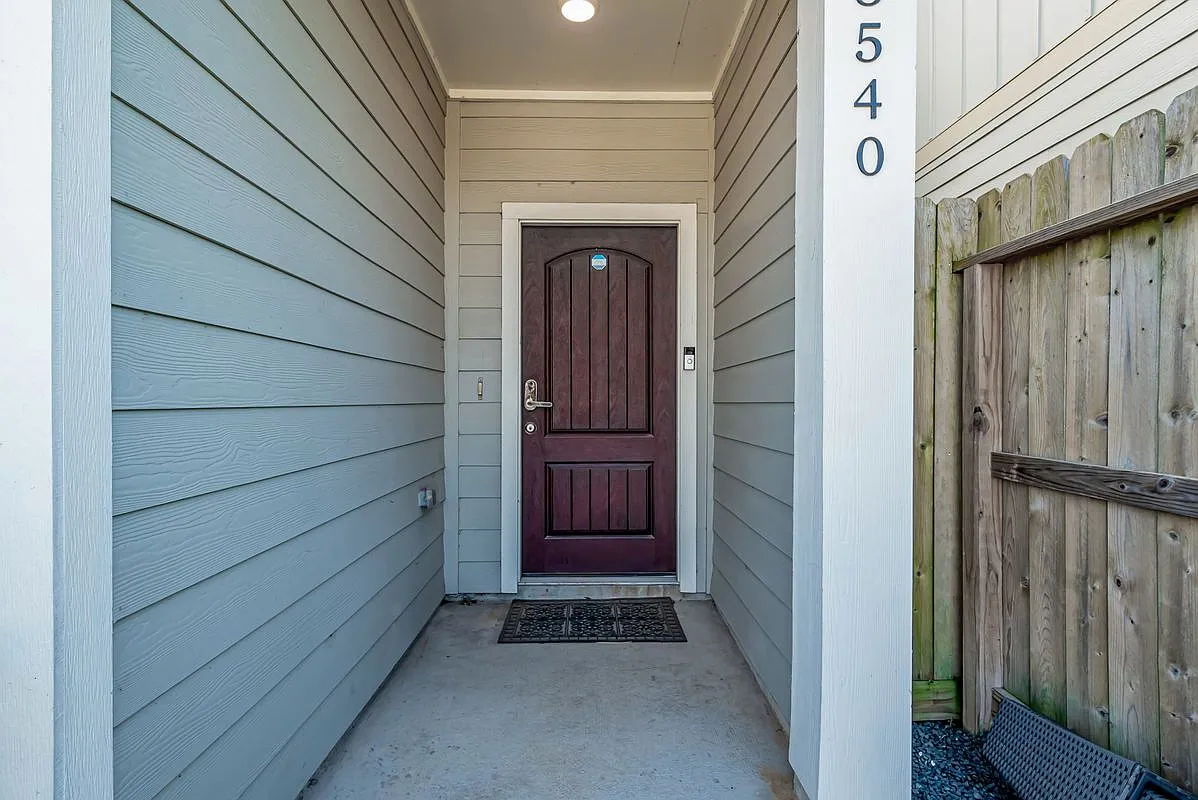3 bed, 2.5 bath, 1322 sqft, $1,900 — Photo 2