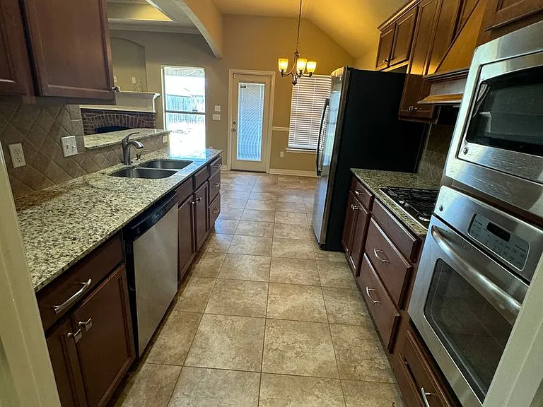 3703 Sabine Pass Dr — Photo 4