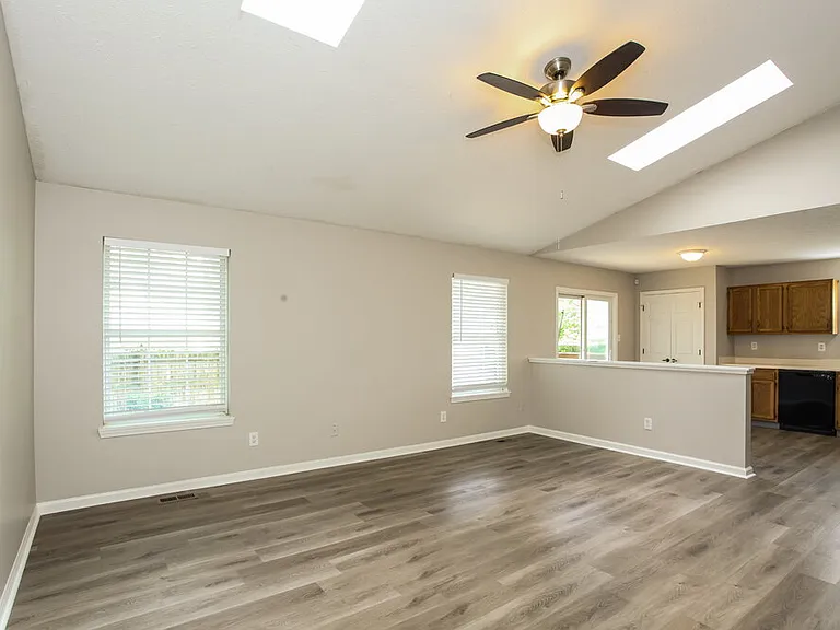 7825 Jaclyn Dr — Photo 4