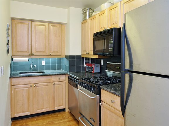 3rd image of 138 E 55th St