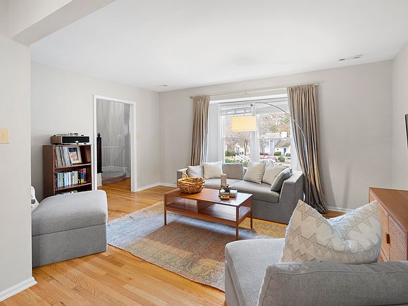 3rd image of 1515 Hemphill Dr