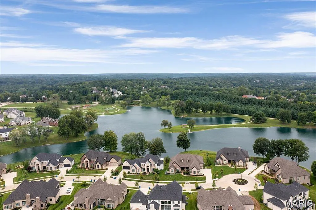 5 bed, 4.5 bath, 5542 sqft, $9,975 — Photo 4
