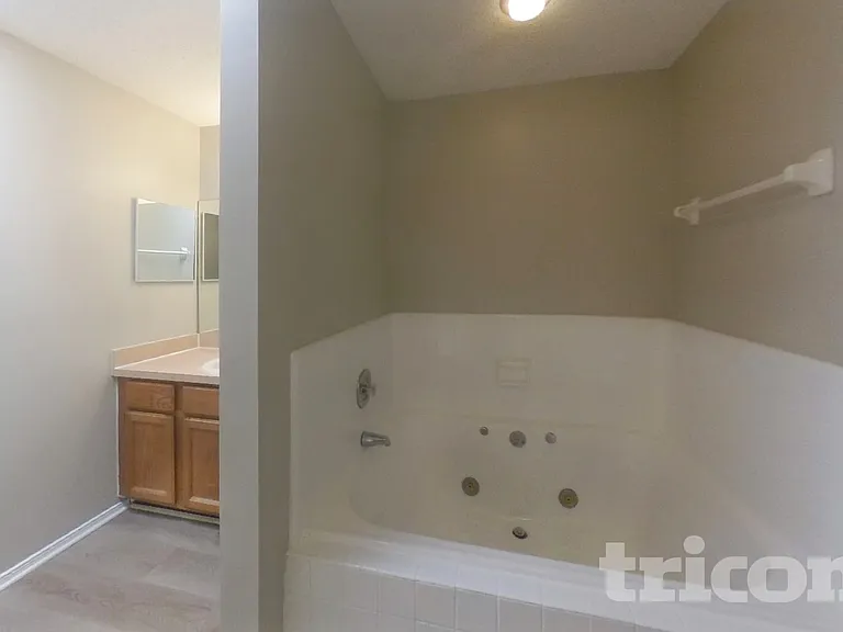 606 Radnor Ln — Photo 7