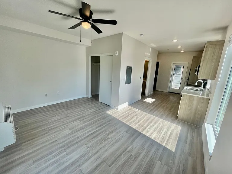 Vibrant Studio Apartment - Belmont St — Photo 9