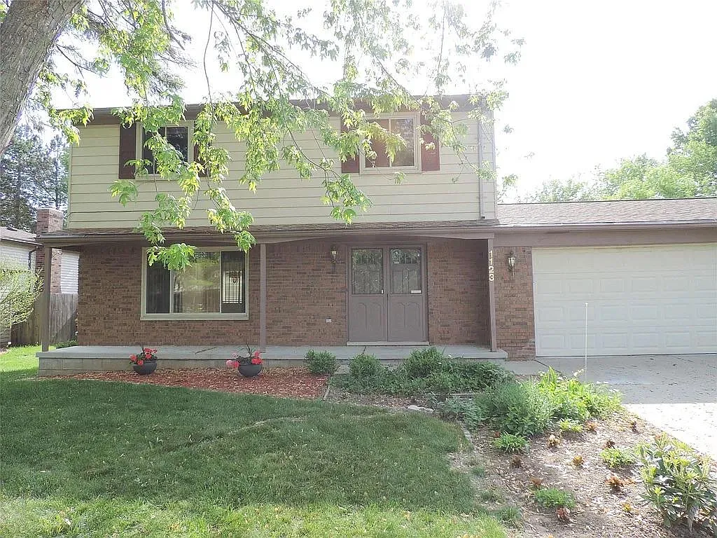 1123 Meadowood Dr photo 1