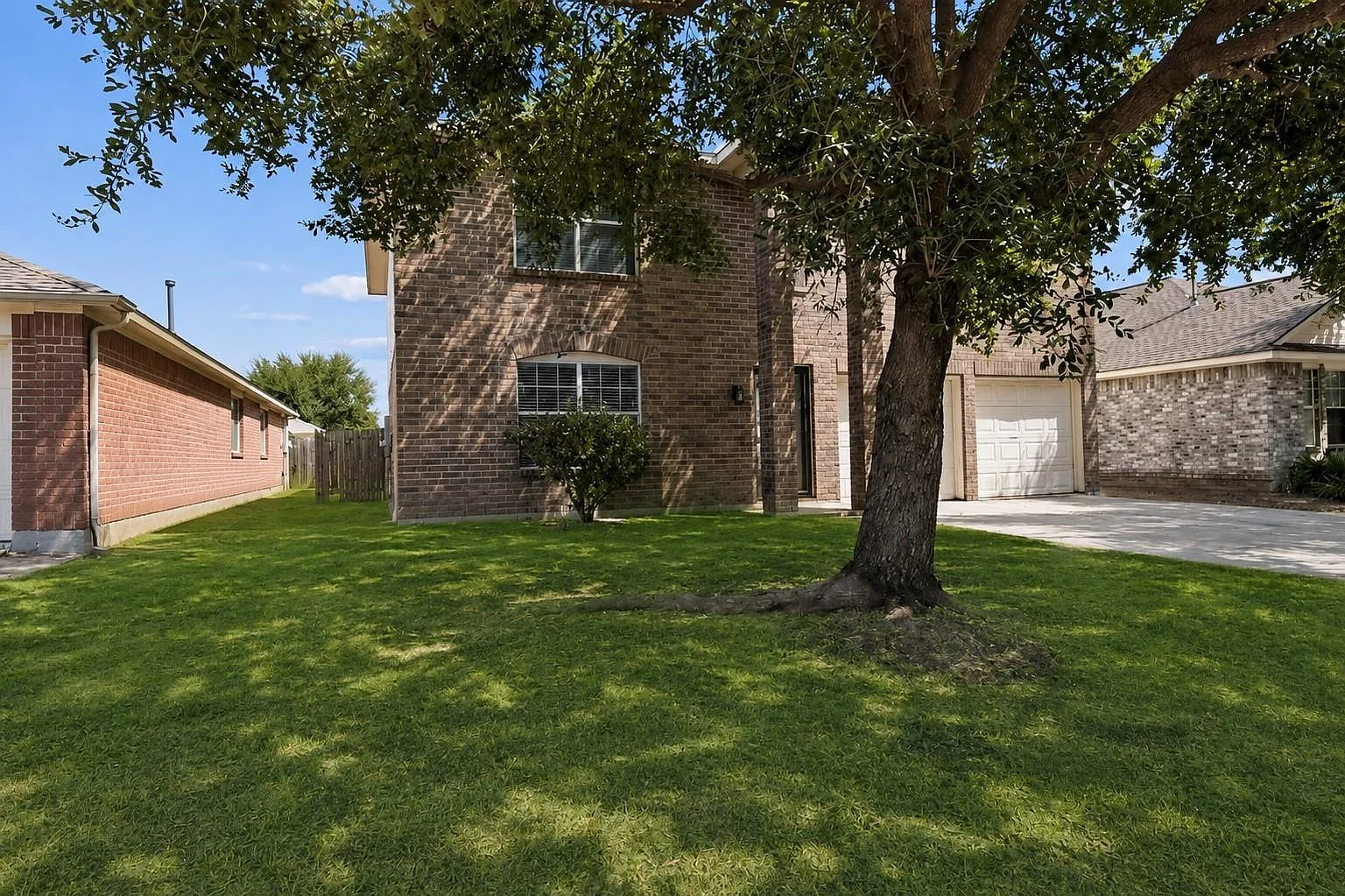 3 bed, 2.5 bath, 2081 sqft, $2,200 — Photo 2