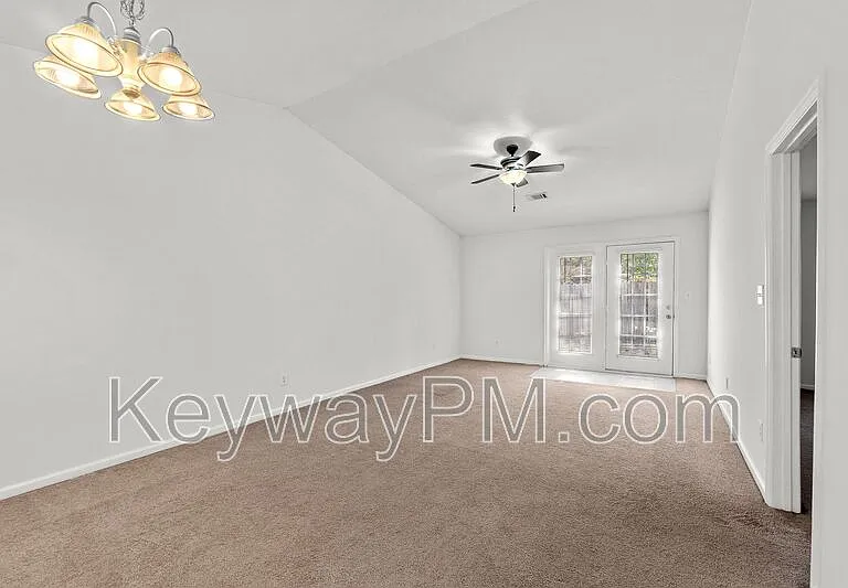 130 Bennington Ln — Photo 5