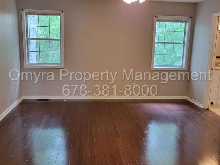 1060 Hillsborough Chase NW — Photo 10