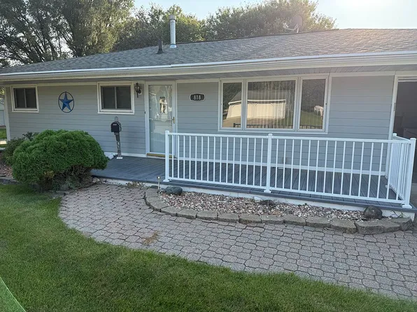 818 14th St, Eldora, IA 50627