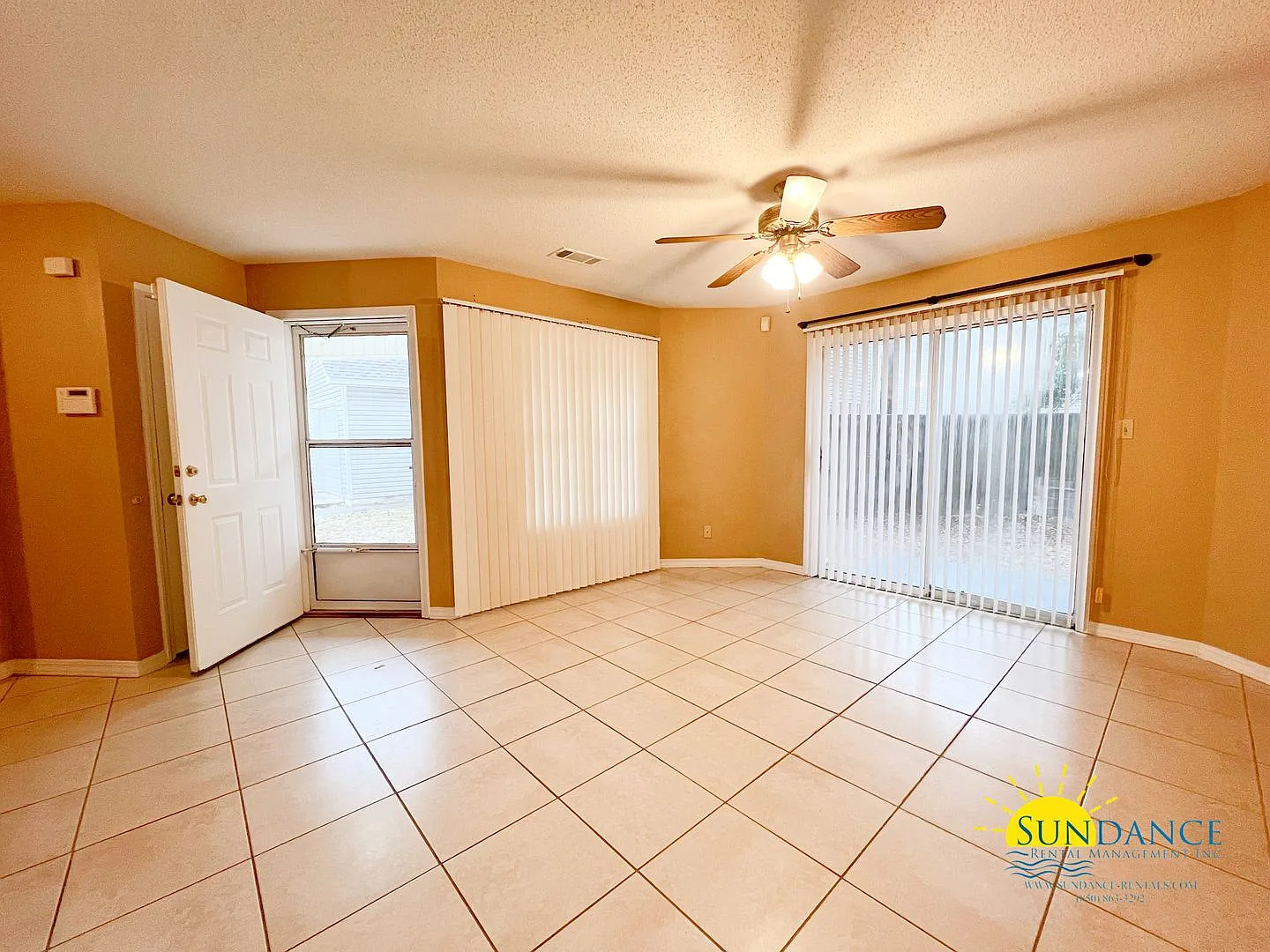 2 Bedroom Home with one-car garage in central FWB! — Photo 3