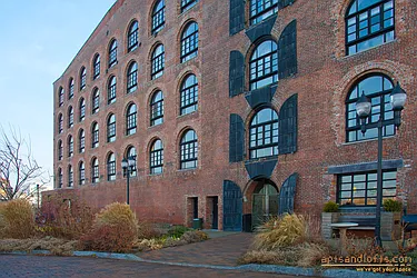 Rented by aptsandlofts.com