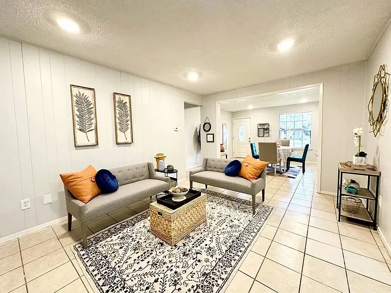 2111 Warwick Dr — Photo 10