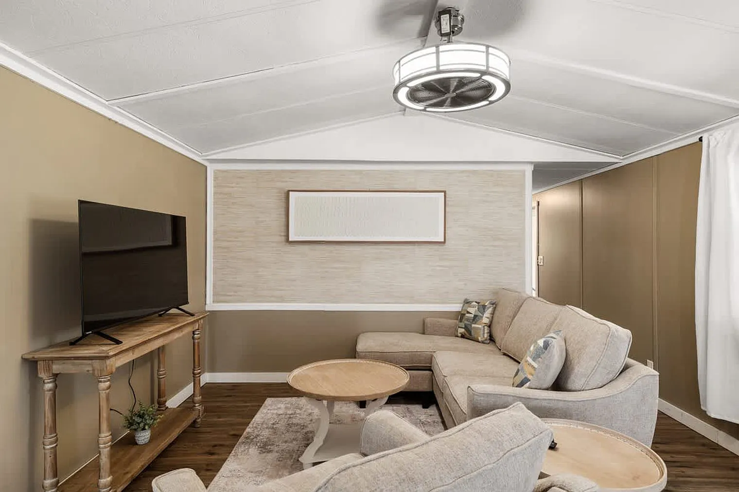 3 bed, 1.0 bath, 968 sqft, $2,891 — Photo 2