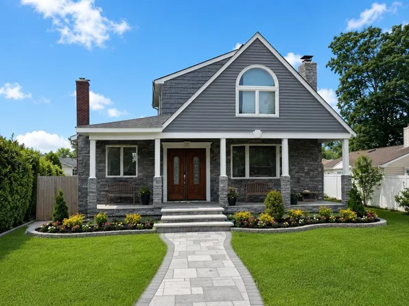139 Clocks Blvd, Massapequa, NY 11758