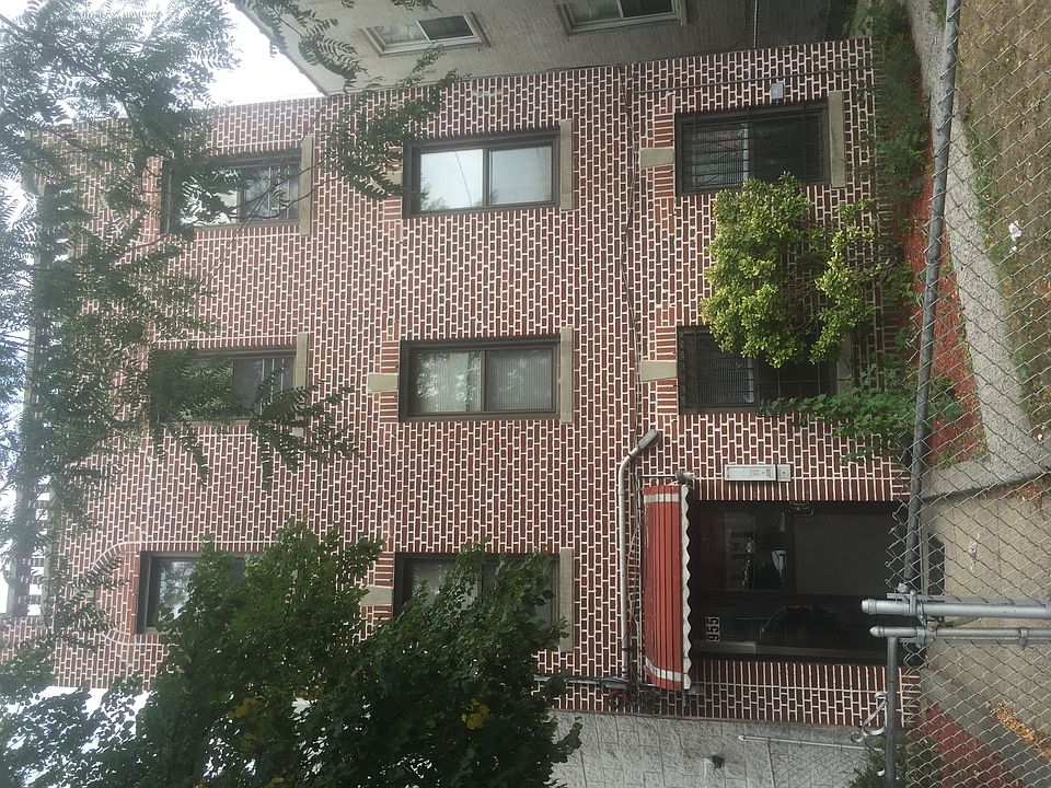 1st image of 955 E 233rd St