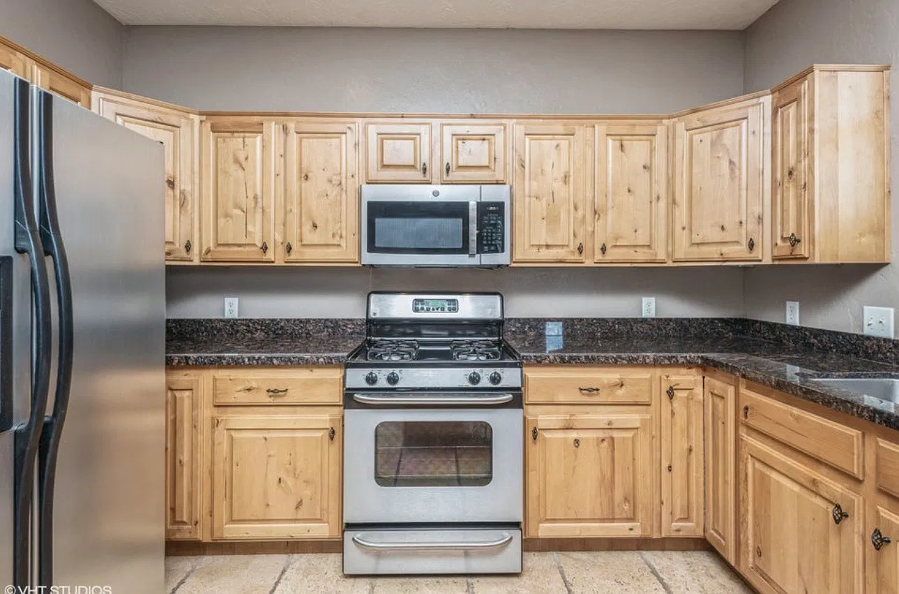 4 bed, 2583 sqft, $2,500 — Photo 2