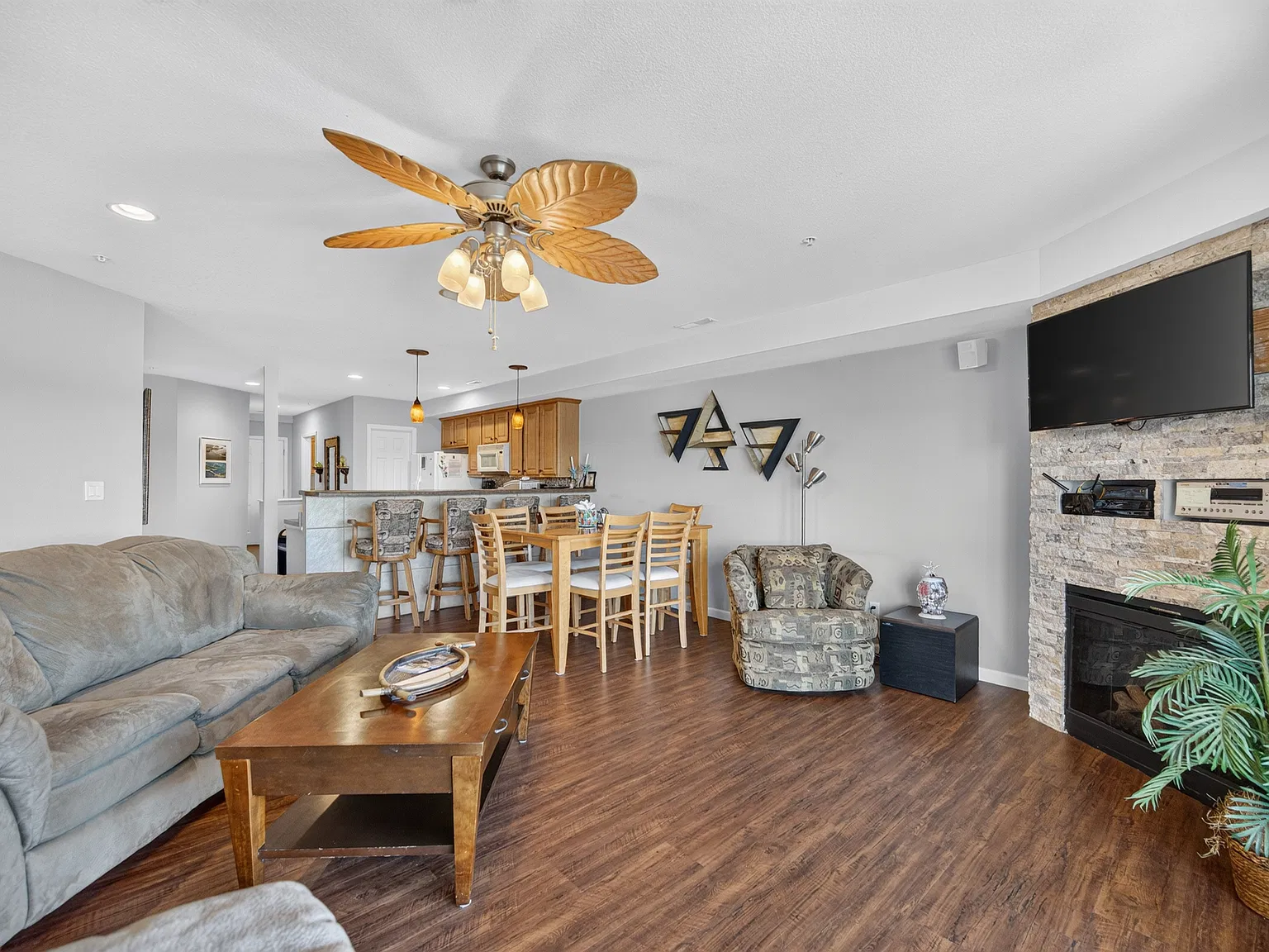 3 bed, 1411 sqft, $1,700 — Photo 3
