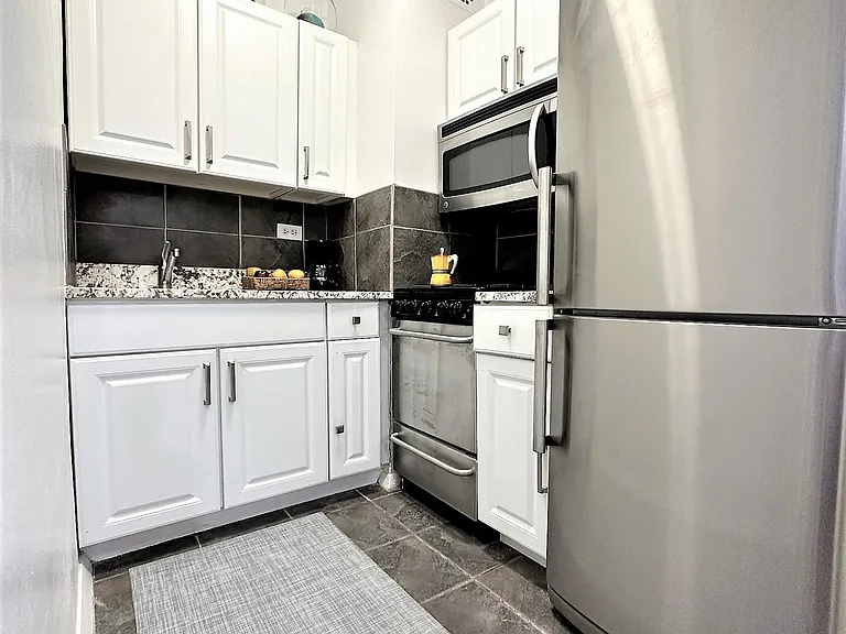 210 E 47th St #8SB — Photo 3