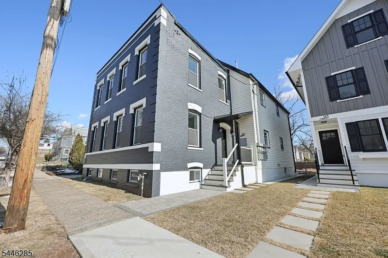 1 bed, 1.0 bath, $2,500 — Photo 1