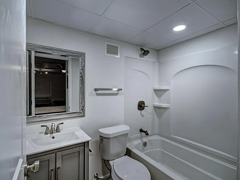 Admiral Apartments — Photo 23