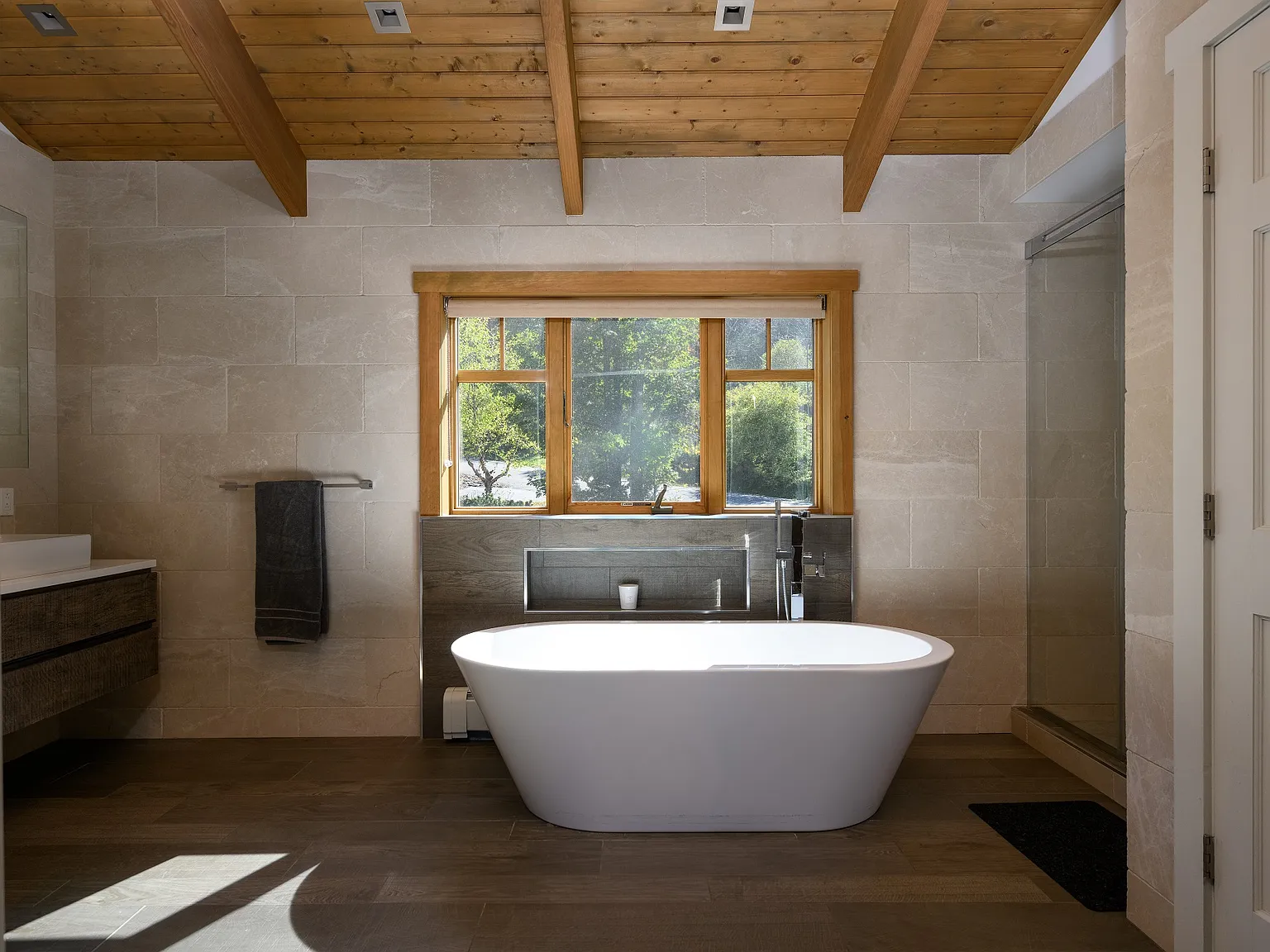 6 bed, 5000 sqft, $50,000 — Photo 2