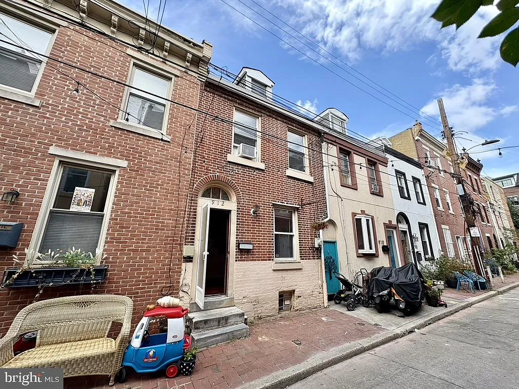 2 bed, 1.0 bath, 975 sqft, $1,850 — Photo 2