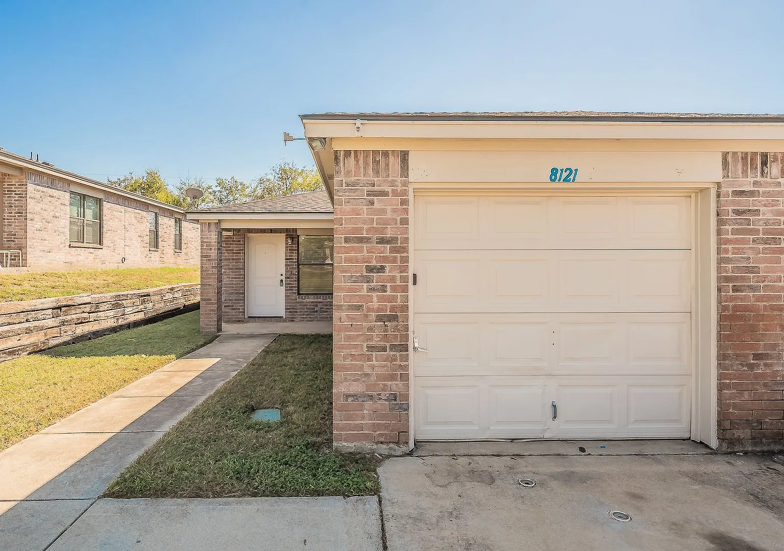 Spacious 3 Bed, 2 Bath Duplex — Photo 2