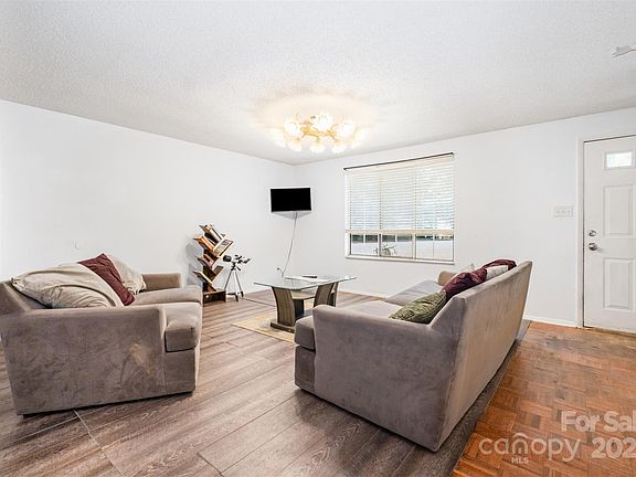 3rd image of 3204 Winchelsea Dr