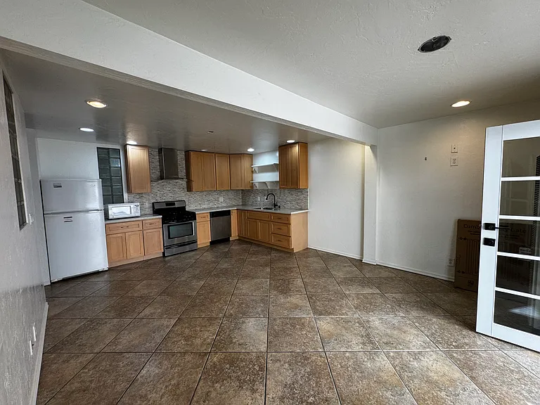 3874 1/2 Riviera Dr #3874-1/2 — Photo 6