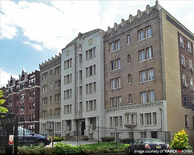 61 Duncan Ave Apartments — Photo 2