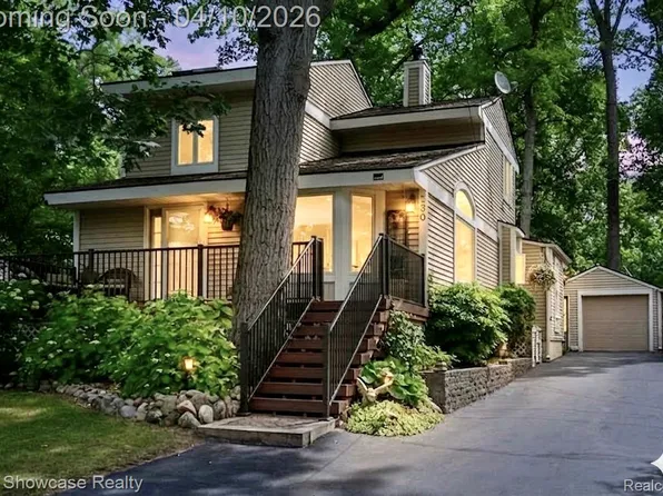 580 Elkinford Dr, White Lake, MI 48383