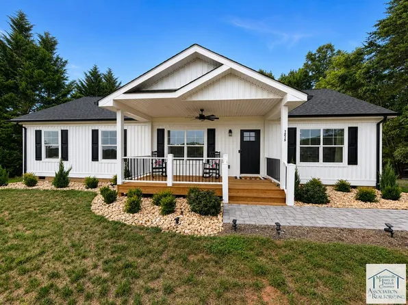 1215 Bluewater Dr, Moneta, VA 24121