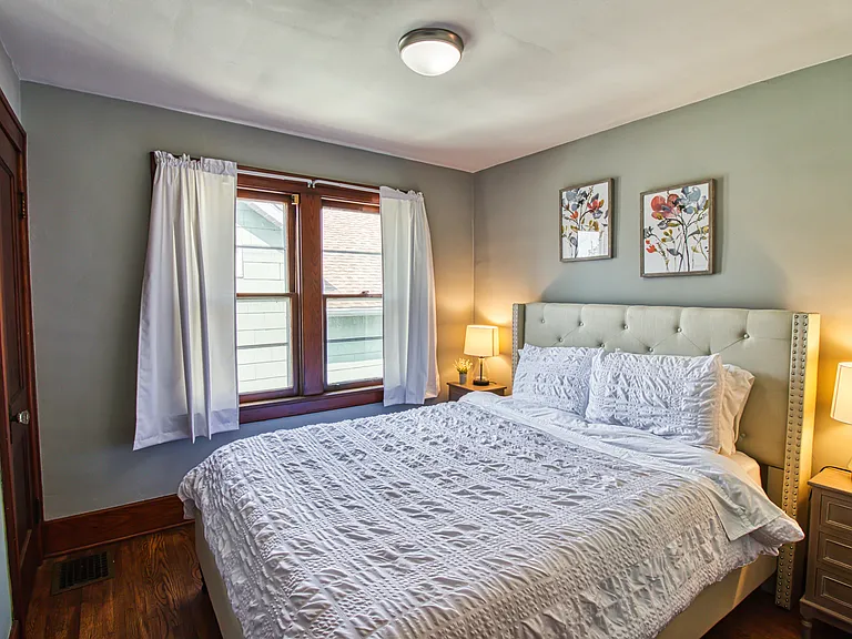 237 W Girard Blvd — Photo 4