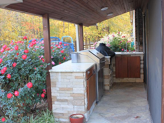 outdoor kitchen