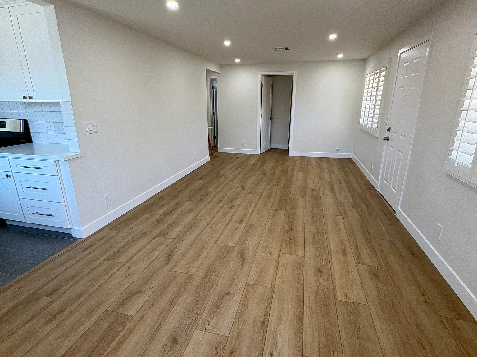 3 bed, 940 sqft, $3,800 — Photo 3