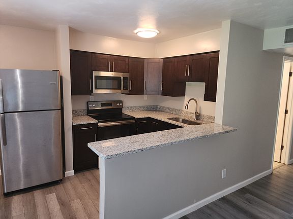 3rd image of 325 Ashlawn Dr #6