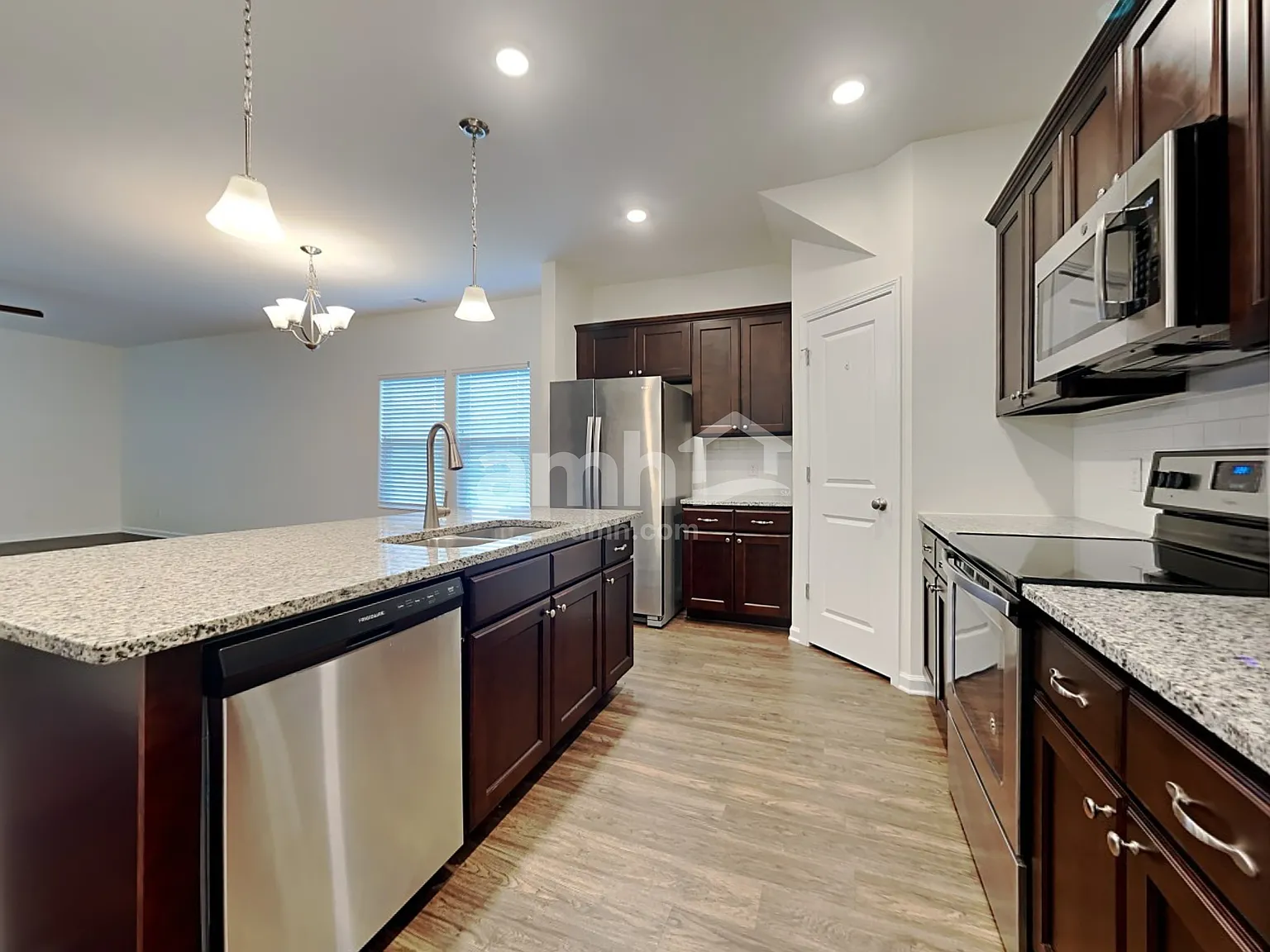 4 bed, 2.5 bath, 2138 sqft, $2,300 — Photo 3