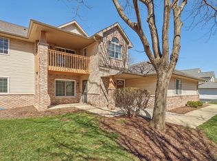 4939 W Maple Leaf Cir, Milwaukee, WI 53220