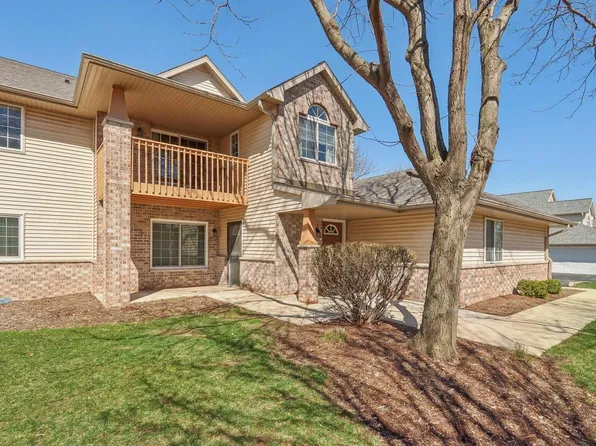 4939 West Maple Leaf CIRCLE, Greenfield, WI 53220